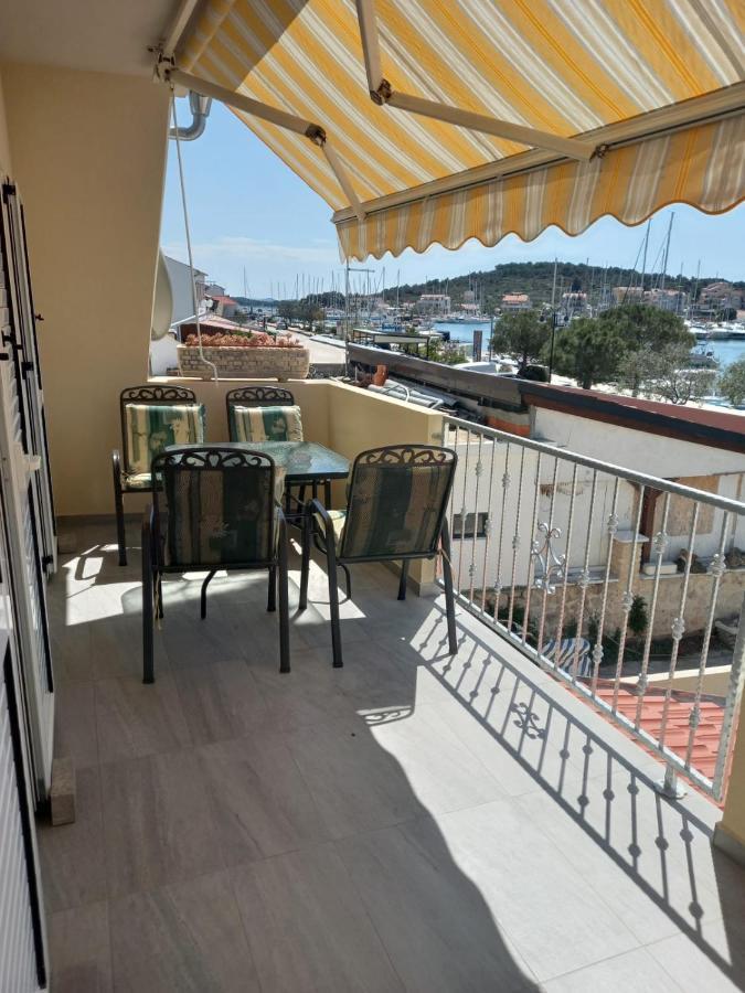 Apartman Rebeka Jezera Exterior foto